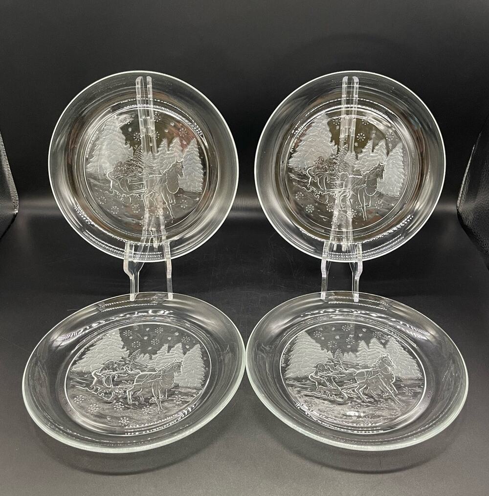 Arcoroc Through the Woods Winter Christmas Set of 4 Salad / Dessert Plates 7.5"